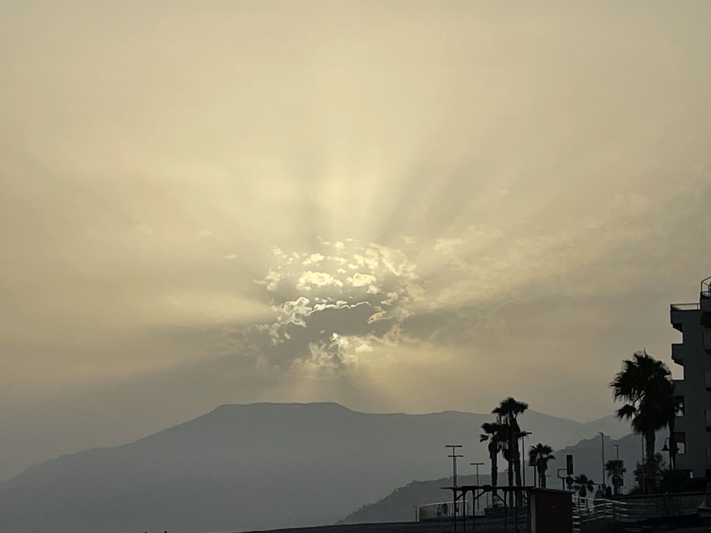 Himmel mit Wolken und Sonne